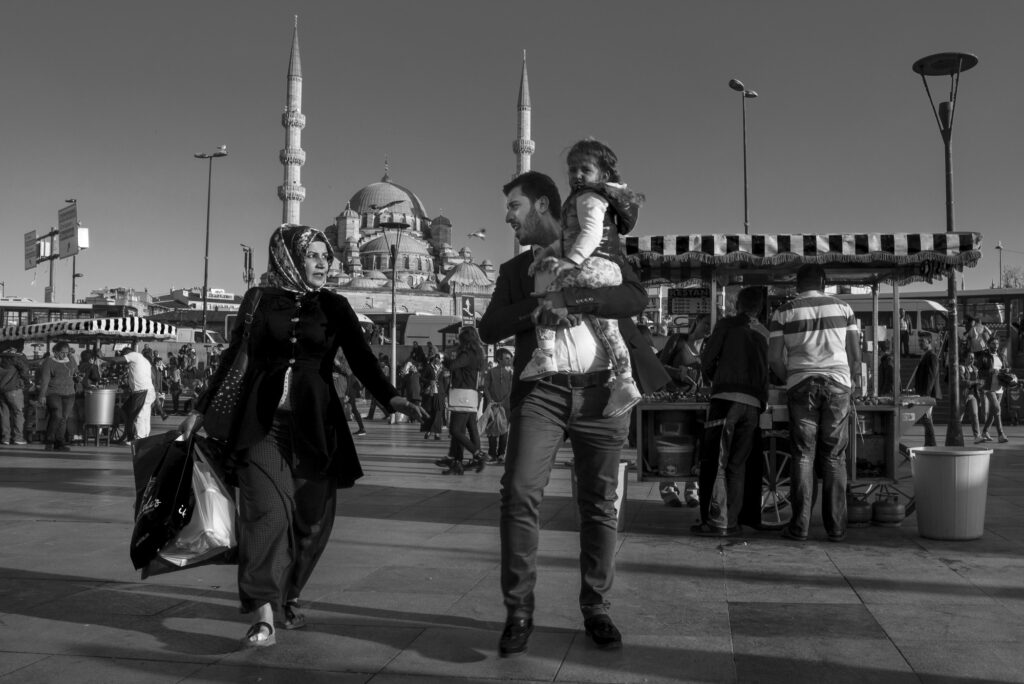 A family in front of The S&uuml;leymaniye Mosque